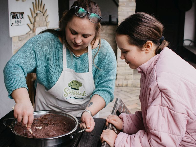 ANYÁVAL A KONYHÁBAN ‒ anyák napi kiállításmegnyitó és Süssünk, süssünk… foglalkozás