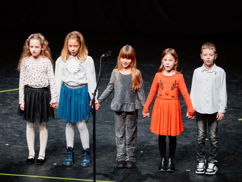 XIX „С НАМА ЈЕ ОКРУГАО СВЕТ”