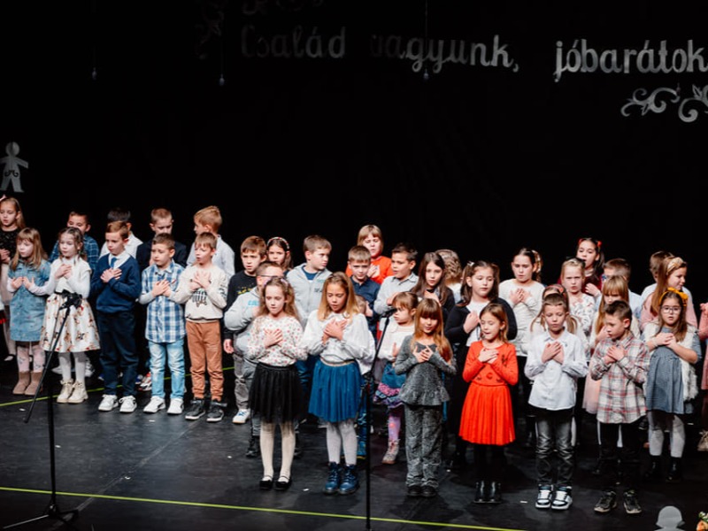 XIX. VELÜNK KEREK A VILÁG