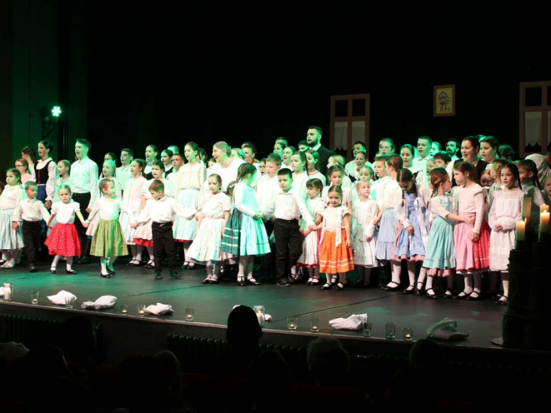 HAGYOMÁNYOS KARÁCSONYI MŰSOR