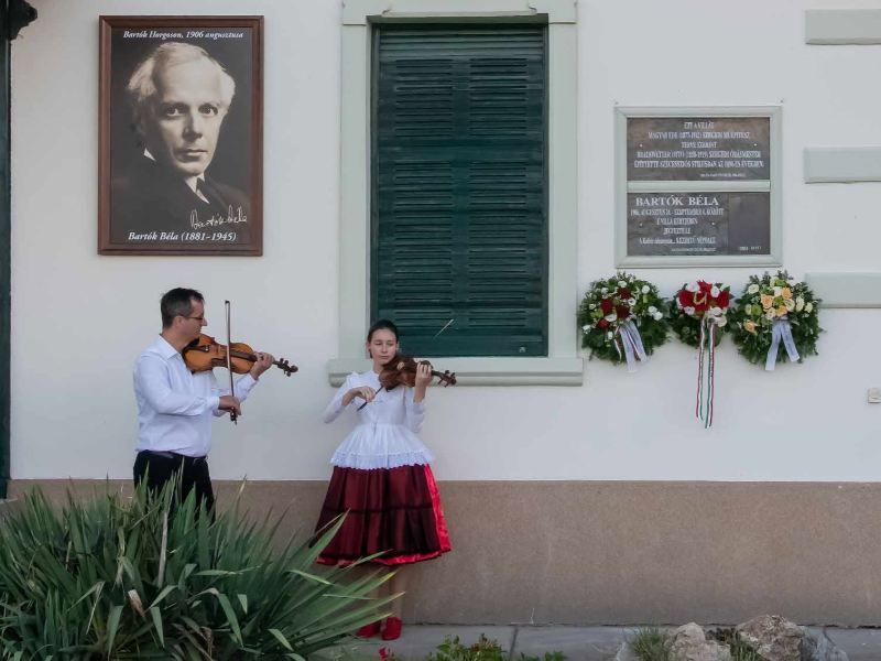 BARTÓK-DALLAMOK AZ ÓRÁS VILLA KERTJÉBEN